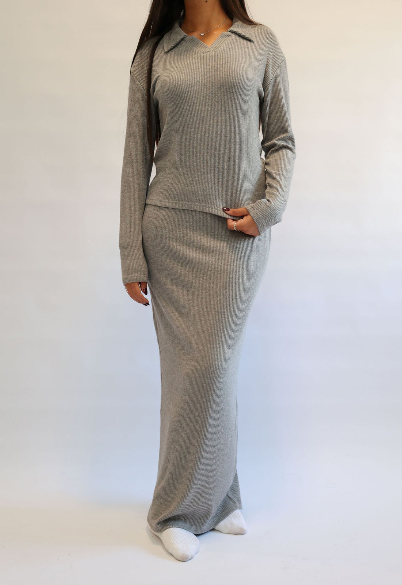 Grey v neck ribbed skirt set