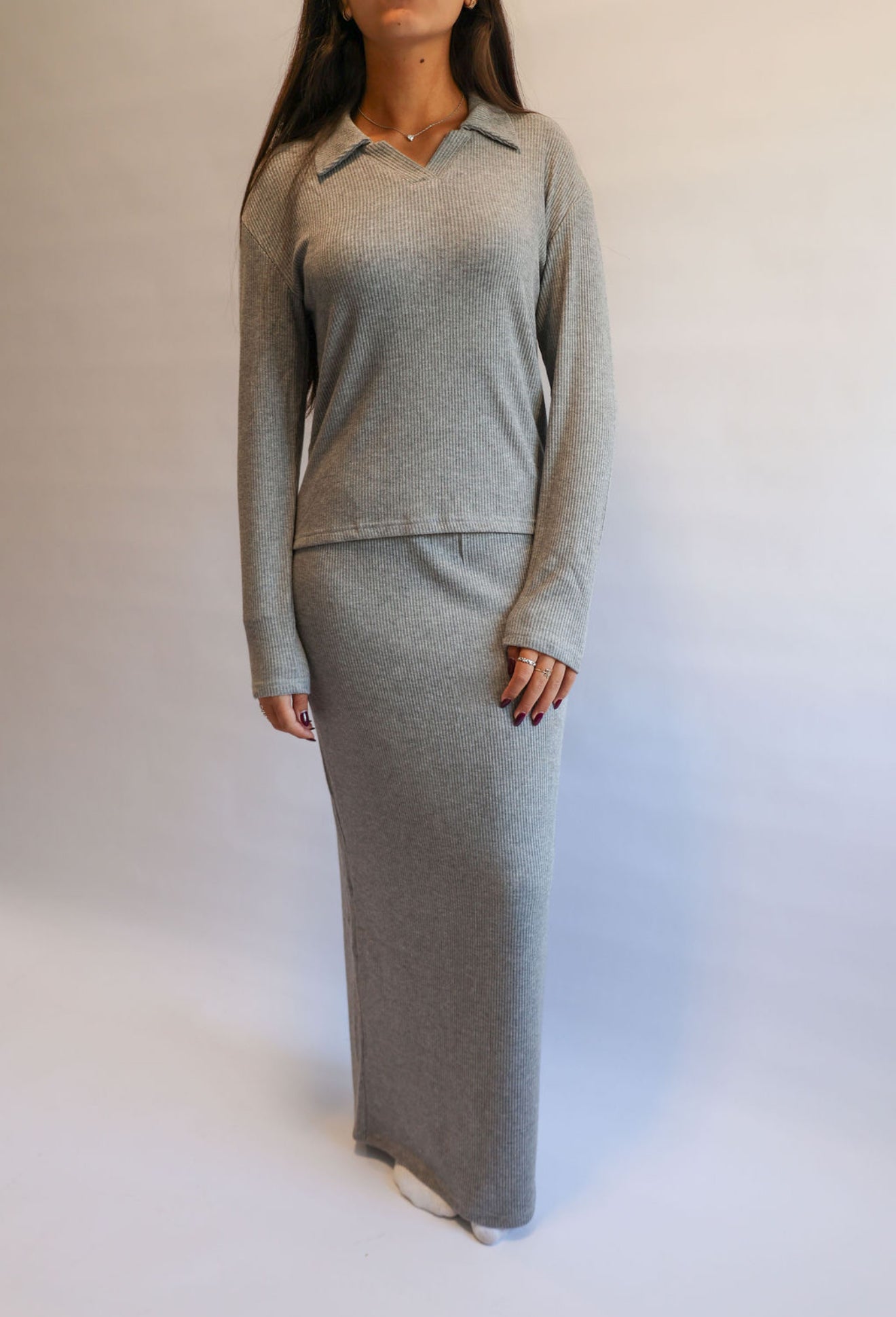 Grey v neck ribbed skirt set